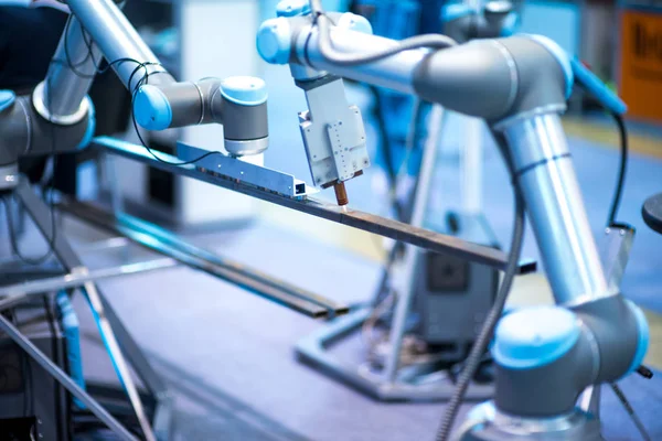 Otomatik robot kol işlemleri kaynak metal için