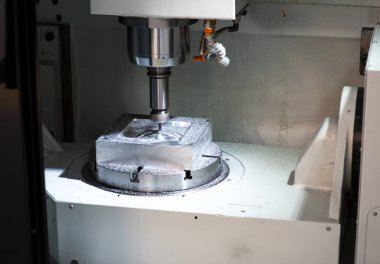 Metal işleme Cnc freze tezgahı. Kesme metal modern işleme teknolojisi. Küçük derinlik-in tarla. -Zorlu koşullarında çekim otantik uyarı. Biraz tahıl ısırdı ve belki bulanık.