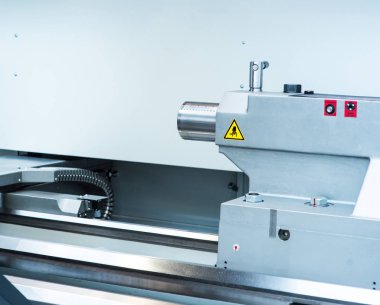 Modern atölyede yeni ve güçlü metal çalışma makinesi