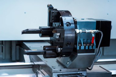 Metal işleten CNC değirmen makinesi. Metal modern işleme teknolojisi kesiliyor.