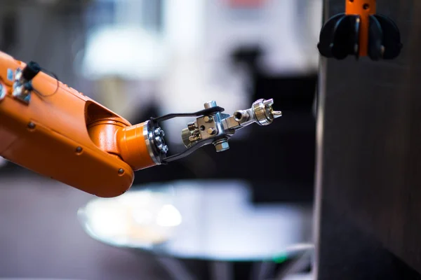 Artırılmış gerçeklik sanayi konsepti için. Robotik ve otomasyon sistem denetim uygulamasında robot kol akıllı üretim arka planda otomatikleştirmek.