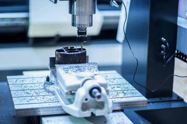 Proceso de mecanizado de corte de fresado. Mecanizado CNC industrial de precisión de detalle de metal por molino en fábrica — Foto de Stock