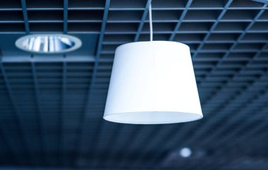 Beyaz asılı lamba mavi arka plan bulanık