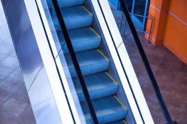 alışveriş merkezinde modern yürüyen merdiven
