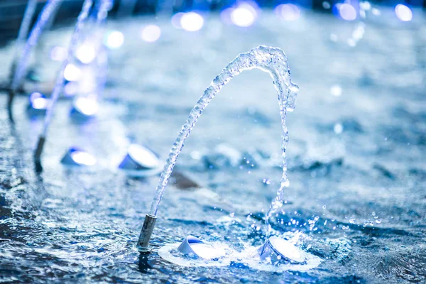 Stäng upp fontänen vatten med låg hastighet slutare. — Stockfoto
