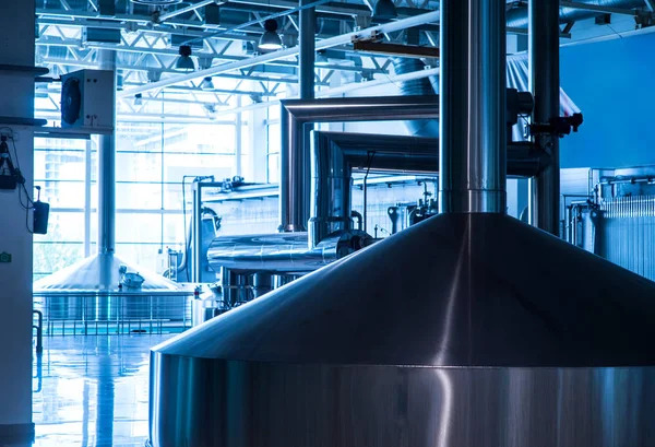 Крупный пивоваренный завод, ремесленное пиво — стоковое фото