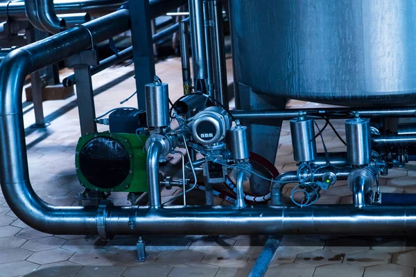 Современный пивоваренный завод с пивоваренными чайниками, сосудами, ваннами и трубами из нержавеющей стали . — стоковое фото