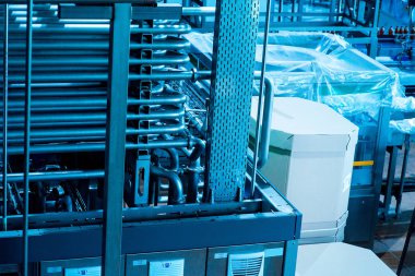 Isıtma sistemi için modern kazan dairesi ekipmanları. Borular, su pompası, vanalar, manometreler..