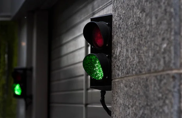 Green e Red Stop Luz na garagem entrar — Fotografia de Stock