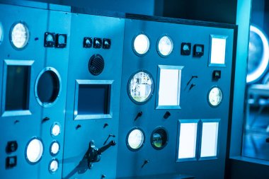 Ölçerler ve Rus Atom Reaktörü, dünyayı kontrol paneli ilk tam fonksiyonel nükleer reaktörde denetimlerde satırları.