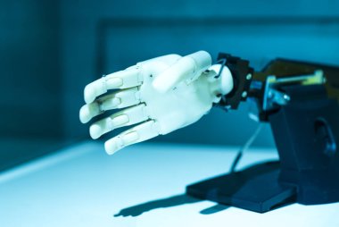 Artırılmış gerçeklik sanayi konsepti için. Robotik ve otomasyon sistem denetim uygulamasında robot kol akıllı üretim arka planda otomatikleştirmek.