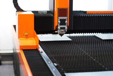Küçük metal ürünlerini gerçekleştirmek için enjeksiyon makinesine yerleştirilmiş 3D baskı kalıpları