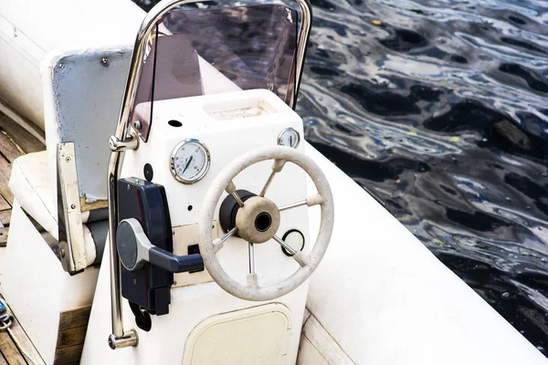 Steering wheel on a luxury yacht cabin. — Stock Photo, Image