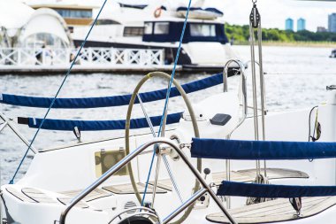 Direksiyon simidinde lüks yat kabini.