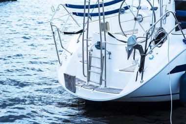 Direksiyon simidinde lüks yat kabini.