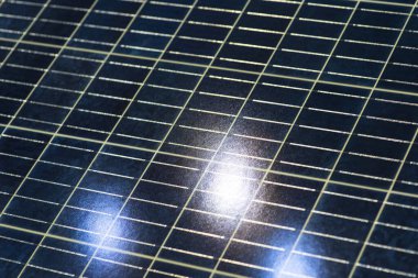 Fabrikanın çatısında güneş paneli fotovoltaik kurulumu, güneşli mavi gökyüzü arkaplanı, alternatif elektrik kaynağı - sürdürülebilir kaynaklar kavramı.