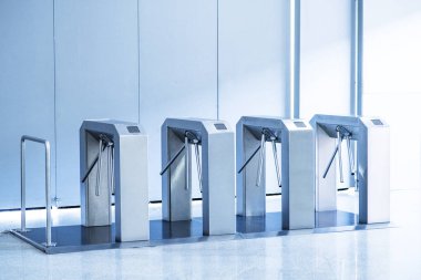 Geçit yok, konsept. Turnikeler kapalı, kırmızı yasaklama sinyali ile krom turnikeler.