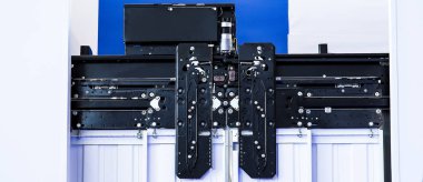 Asansör montaj, modern bir asansör yüklemek Asansör teknisyeni