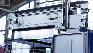 Cam asansör, iş adamı üst katlara modern cam asansör, yüksek bina, ofis, alışveriş merkezi ve otel, ulaşım.