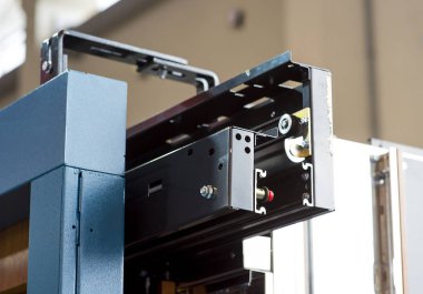 Cam asansör, iş adamı üst katlara modern cam asansör, yüksek bina, ofis, alışveriş merkezi ve otel, ulaşım.