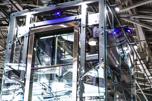 Asansör montaj, modern bir asansör yüklemek Asansör teknisyeni