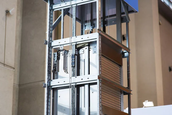Asansör montaj, modern bir asansör yüklemek Asansör teknisyeni