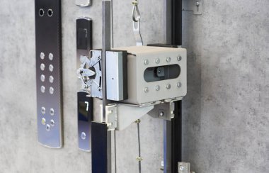 Cam asansör, iş adamı üst katlara modern cam asansör, yüksek bina, ofis, alışveriş merkezi ve otel, ulaşım.