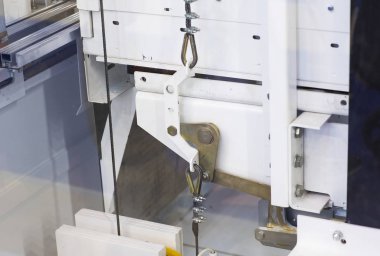 Cam asansör, iş adamı üst katlara modern cam asansör, yüksek bina, ofis, alışveriş merkezi ve otel, ulaşım.