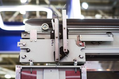 Asansör montaj, modern bir asansör yüklemek Asansör teknisyeni