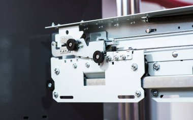 Asansör kapısı, yeni bir asansör..