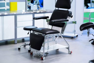 Klinikteki tıp ofisinde mavi jinekoloji koltuğu. Jinekolog ofisinde modern iç mimari..