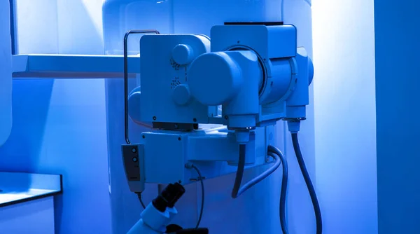 Počítačová tomografie nebo počítačová axiální tomografie skenovací stroj v nemocničním pokoji, chytré lékařské zázemí. — Stock fotografie
