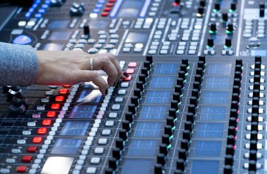 Ekipman güverte ve Mikser ile vinil kayıt partide DJ eller.