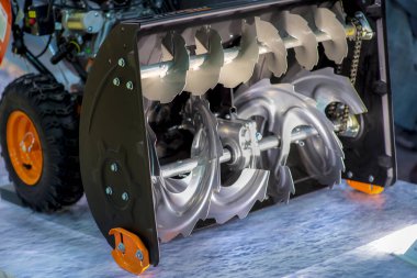 Mayın temizleme robotu caterpilar ile savaşıyor. Akıllı askeri kavram.