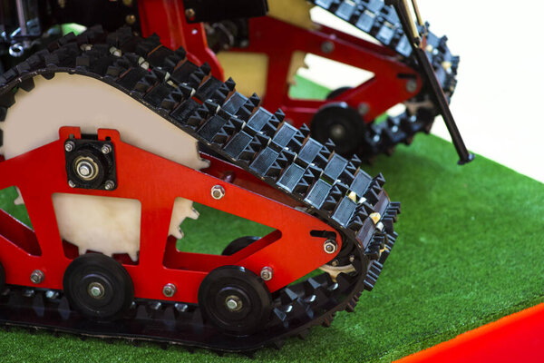 Борись с роботом с разминированием с помощью катерпилара. Умная военная концепция
.