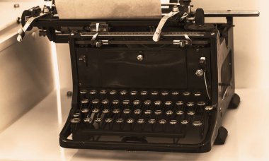 Sepya rengi Underwood daktilosunun antika el kitabı görüntüsü