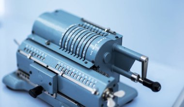 Matematiksel hesaplamalar için aritmometre, eski retro bilgisayar