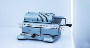 Matematiksel hesaplamalar için aritmometre, eski retro bilgisayar