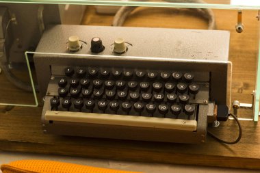 Sepya rengi Underwood daktilosunun antika el kitabı görüntüsü