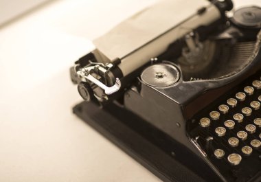 Sepya rengi Underwood daktilosunun antika el kitabı görüntüsü