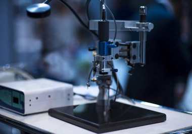 Bir CNC değirmen makinası metal endüstrisini yönetiyor