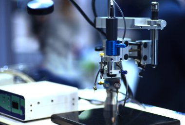 Bir CNC değirmen makinası metal endüstrisini yönetiyor