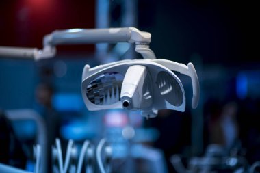 Diş lambası mavi renkli, modern diş konsepti