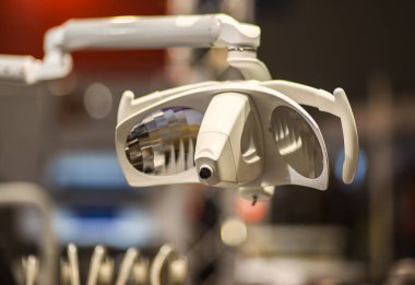 Diş lambası mavi renkli, modern diş konsepti