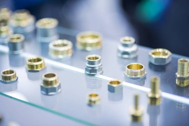 Yedek parça ve aletler tamir tesisatı için çizim yapıyor.