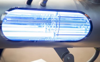 Mavi ışık ve zeki bilim arkaplanıyla dolu otomatik lazer silahı.