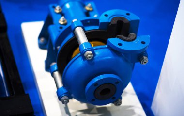 Kapakçık bir bölümde sunuluyor. Endüstriyel boru takozu için plastik kapaklı mavi dökme demir kapı vanası. Vites kutusuyla gaz ver. Elle valf.