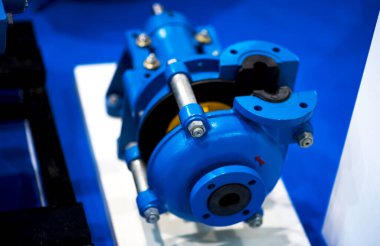 Kapakçık bir bölümde sunuluyor. Endüstriyel boru takozu için plastik kapaklı mavi dökme demir kapı vanası. Vites kutusuyla gaz ver. Elle valf.