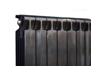 Gri su ısıtma bataryası dikey ve yatay yüzgeçleri var. Muhafaza ve ısı değişimi.