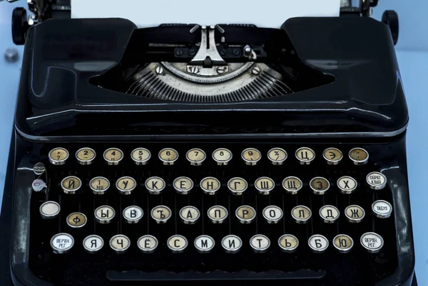 Máquina Escrever Vintage Velha Com Folha Papel Branco Inserida — Fotografia de Stock